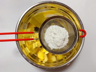 3、蔓越莓奶酥,黄油放入无油无水的碗中，筛入糖粉