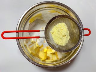4、蔓越莓奶酥,接着筛入奶粉