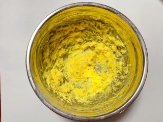 5、蔓越莓奶酥,电动打蛋气低速打发黄油至顺滑无颗粒状