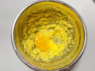 6、蔓越莓奶酥,蛋黄液分两到三次加入到黄油中，一边低速打发一边加入蛋黄液