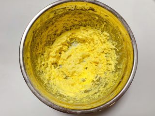 7、蔓越莓奶酥,黄油完全吸收蛋黄液，颜色慢慢略为浅色呈轻盈羽毛状