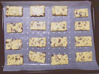 11、蔓越莓奶酥,铺上一张油纸，在面团上盖上保鲜膜，擀至1mm厚的长方形状