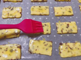 12、蔓越莓奶酥,平均切割均匀，再刷上少许蛋黄液