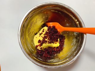 10、蔓越莓奶酥,倒入切成小的蔓越莓，揉成光滑面团