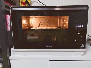 13、蔓越莓奶酥,美的S4—L281E蒸烤箱提前预热，上下火160度烘烤约18-20分钟