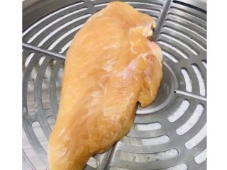 1、香脆鸡柳,鸡肉洗净沥干