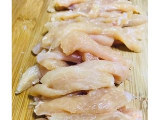 2、香脆鸡柳,鸡肉切成条状