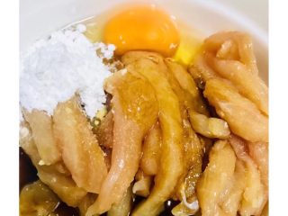 3、香脆鸡柳,切好的鸡肉条、鸡蛋、盐、生抽、料酒、淀粉少量或适量