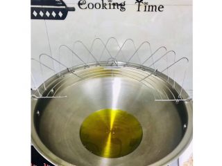 6、香脆鸡柳,锅中倒入油