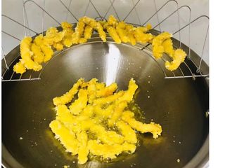 7、香脆鸡柳,油热8成热倒入鸡柳至锅中炸至金黄色捞出沥干