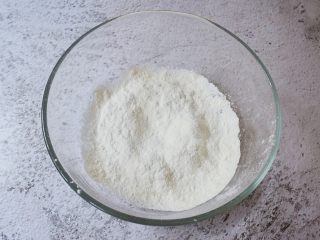 2、红枣派（雪燕五红丸）,先制作派皮，把低筋面粉过筛