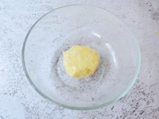 7、红枣派（雪燕五红丸）,包上保鲜膜放入冰箱冷藏半小时