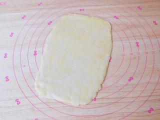 8、红枣派（雪燕五红丸）,取出冷藏好的面团，擀成跟模具一样大小的面皮