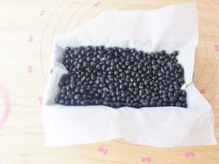 11、红枣派（雪燕五红丸）,派皮上铺上油纸，放上烤石，没有的话就跟我一样放入黑豆或者其它的豆类，防止烤的时间突起