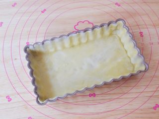 9、红枣派（雪燕五红丸）,放入模具中，轻轻整形按紧