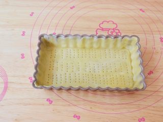 10、红枣派（雪燕五红丸）,然后用叉子叉些小洞