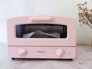 12、红枣派（雪燕五红丸）,再放入预热的烤箱，上下火200度，中层烤10分钟