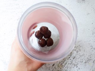 13、红枣派（雪燕五红丸）,利用派皮在烤的时间来做内馅，把雪燕五红丸放入料理机中