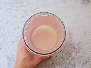 14、红枣派（雪燕五红丸）,加入白糖、鸡蛋、牛奶搅打均匀，再筛入低筋面粉搅拌均匀