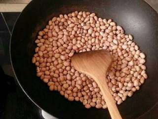 1、自制花生糖,把花生先炒一下