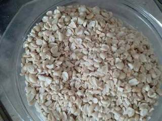 2、自制花生糖,炒熟了 凉凉 把皮搓了 再用刀切一下