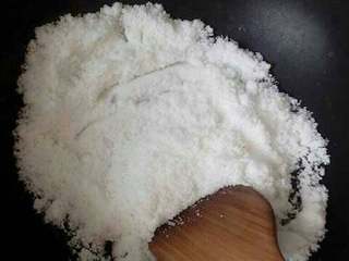 3、自制花生糖,然后把糖放到锅里面熬  什么都不要放 就光放糖