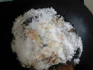 4、自制花生糖,用小火熬 慢慢的熬化