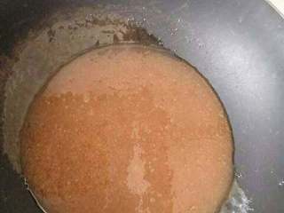 6、自制花生糖,熬到这样就可以了