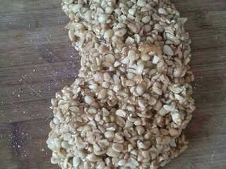 8、自制花生糖,翻炒好的倒到案板上