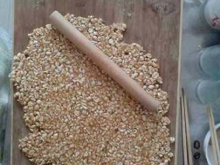 9、自制花生糖,然后用擀面杖趁热把糖檊平 檊薄 越薄越好 一定要趁热 要是凉了就檊不动了 都硬了