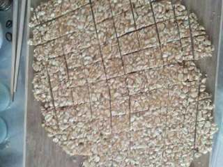 10、自制花生糖,檊好之后就趁还热还能切动把糖切成小方块 速度一定要快 要不还是那句话 （硬了！)