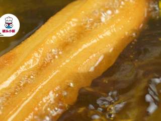 5、无添加安心油条,锅中倒油，开中小火烧至9成热，放入油条，炸至表面金黄