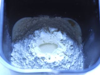 1、龙猫挤挤面包,除黄油以外的所有材料倒入面包桶里，设置和面程序。