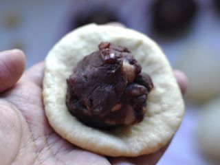 7、龙猫挤挤面包,取一个面皮压扁，中间包入馅料