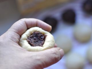 8、龙猫挤挤面包,把面皮慢慢推的包住馅料，收口朝下