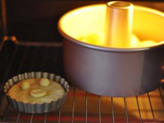 11、龙猫挤挤面包,烤箱预热175度，放入模具，烤18分钟左右，上色后盖锡纸。