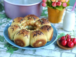 13、龙猫挤挤面包,一款漂亮、可爱的龙猫挤挤面包就做好了。