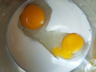 4、全蛋版蛋挞,再放入两个鸡蛋。