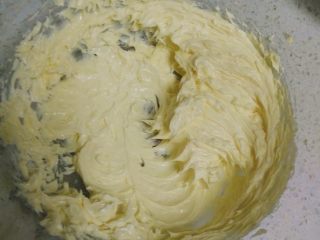 2、黑芝麻磅蛋糕,黄油稍稍搅打