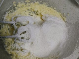 3、黑芝麻磅蛋糕,分两次加入糖粉，每一次完全融合后再次加入