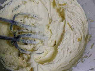 4、黑芝麻磅蛋糕, 打发至体积膨大，颜色变浅。