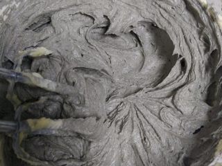 5、黑芝麻磅蛋糕,加入黑芝麻酱搅拌均匀