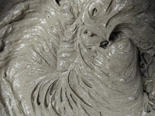 7、黑芝麻磅蛋糕,这是全部加入后搅打好的样子。体积轻盈，富有光泽