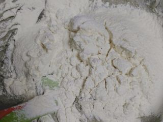 8、黑芝麻磅蛋糕, 筛入粉类混合物