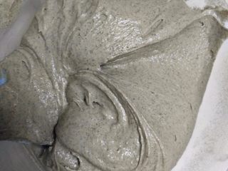 9、黑芝麻磅蛋糕,翻拌均匀，不用担心起筋，大胆的翻拌吧，大概100次左右的样子。搅拌好的面糊光泽照人~