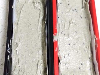 11、黑芝麻磅蛋糕, 面糊放入裱花袋中，挤入模具里，整形成两边高中间低的状态。震出气泡，放入预热好的烤箱中层170度40分钟左右。