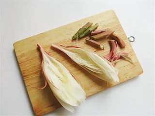 4、自制昙花蒸梨止咳露,昙花从中间对半切开，茎部切段备用，茎部也可以和梨肉一起榨汁