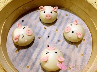 2、卡通馒头,做好的小猪们一起进蒸笼发酵