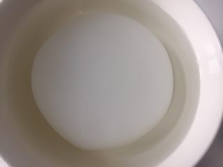 1、百吃不厌的凉拌凉粉,凉粉在水里浸泡10分钟捞出，这是买的不是自己做的，所以就泡一泡