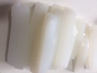 3、百吃不厌的凉拌凉粉,然后切成拇指粗的条状